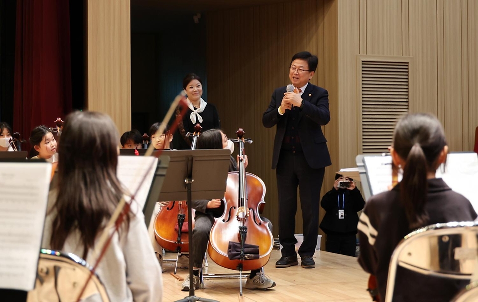 최교진 교육부 장관이 2월 4일, 대전 유성구청소년수련관에서 학부모 및 대전광역시 교육청, 대전광역시 유성구청 등 관계자들과 함께 '지역사회-학교 협력 초등돌봄·교육 현장 간담회'를 개최하고 있다.