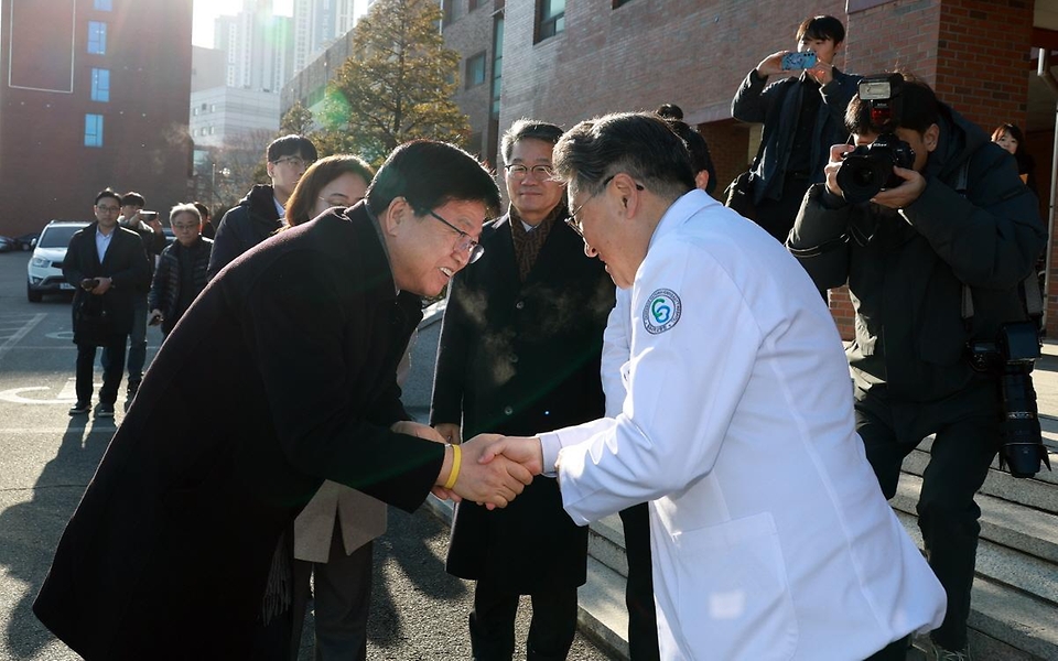 최교진 교육부 장관이 2월 9일 충북대학교 의과대학을 방문해 의대 교육여건을 점검하고, 의과대학 관계자들과 현장 간담회를 개최하고 있다. 이번 현장 방문은 지역 의과대학의 교육여건을 점검하고 향후 지원 방향에 대한 현장 의견을 청취하고자 마련됐다.