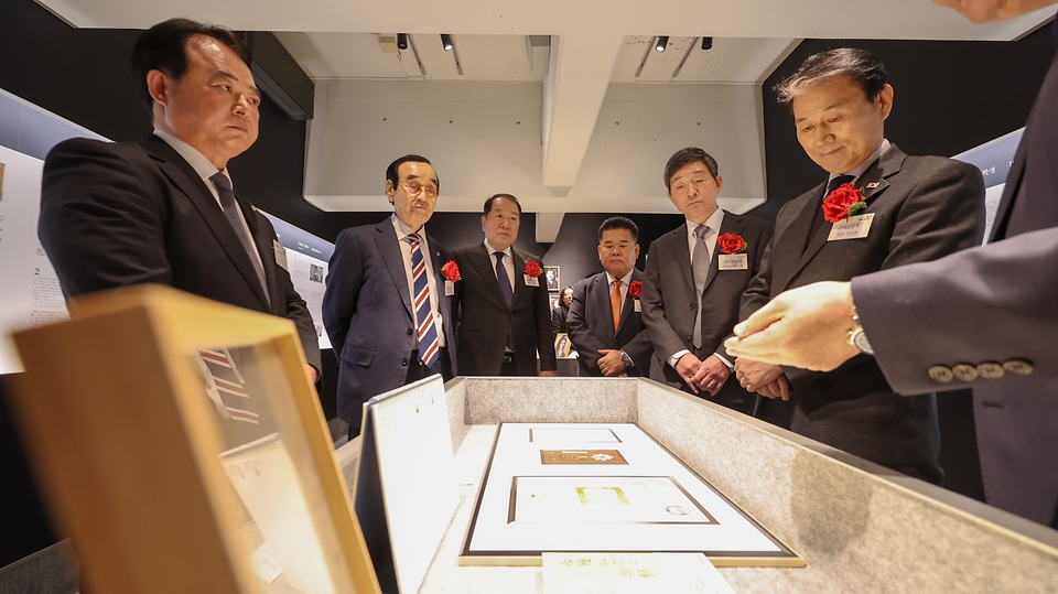 2월 7일(현지시각) 오전 2·8독립선언 107주년 기념식 계기 정부 대표단으로 일본 도쿄를 방문 중인 권오을 국가보훈부 장관이 도쿄 재일본한국YMCA회관에서 열린 2·8독립선언 107주년 기념식에 참석하기 전 자료실을 둘러보고 있다.