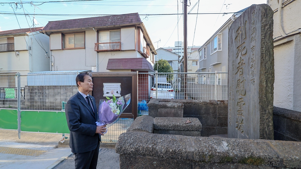 현지시각 2월 6일(현지시각) 오후 2·8독립선언 107주년 기념식 계기 정부 대표단으로 일본 도쿄를 방문 중인 권오을 국가보훈부 장관이 일본 도쿄 지요다구의 이봉창 의사 순국지(이차가야 형무소 옛터 순국비)를 방문해 헌화를 하고 있다.
