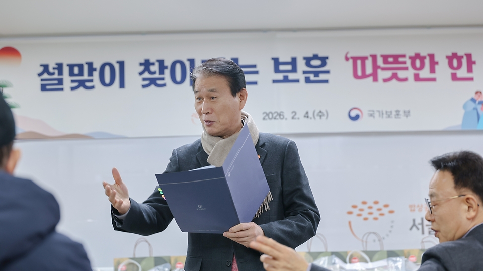 권오을 국가보훈부 장관이 2월 4일 오전 서울시 용산구 서울연탄은행에서 열린 민·관·군이 함께하는 설맞이 찾아가는 보훈 따뜻한 한 끼 봉사에 참석해 허기복 밥상공동체 연탄은행 대표 및 주요 내빈들과 함께 국가유공자들에게 배식 봉사를 하고 있다.