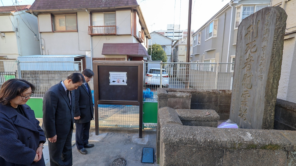 현지시각 2월 6일(현지시각) 오후 2·8독립선언 107주년 기념식 계기 정부 대표단으로 일본 도쿄를 방문 중인 권오을 국가보훈부 장관이 일본 도쿄 지요다구의 이봉창 의사 순국지(이차가야 형무소 옛터 순국비)를 방문해 헌화를 하고 있다.