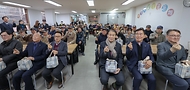 권오을 국가보훈부 장관이 2월 4일 오전 서울시 용산구 서울연탄은행에서 열린 민·관·군이 함께하는 설맞이 찾아가는 보훈 따뜻한 한 끼 봉사에 참석해 허기복 밥상공동체 연탄은행 대표 및 주요 내빈들과 함께 국가유공자들에게 배식 봉사를 하고 있다.