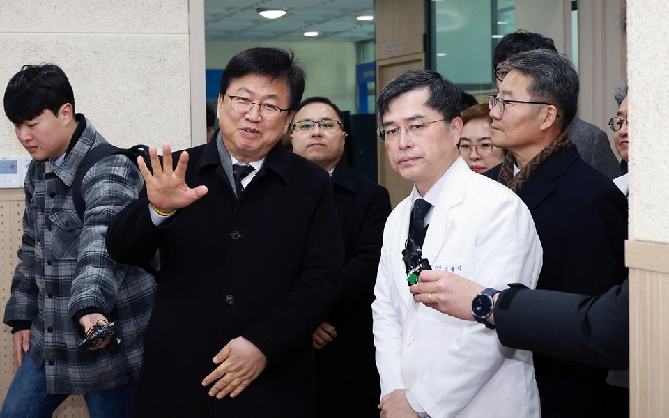 최교진 교육부 장관이 2월 9일 충북대학교 의과대학을 방문해 의대 교육여건을 점검하고, 의과대학 관계자들과 현장 간담회를 개최하고 있다. 이번 현장 방문은 지역 의과대학의 교육여건을 점검하고 향후 지원 방향에 대한 현장 의견을 청취하고자 마련됐다.