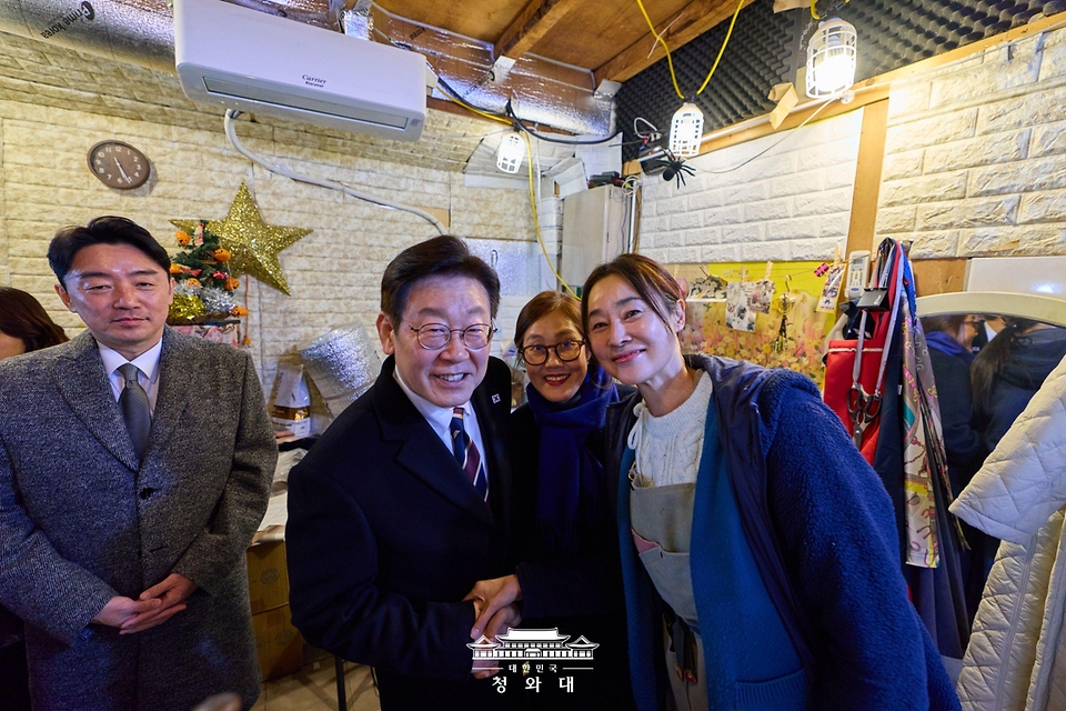 이재명 대통령이 2월 9일 서울 종로구 통인시장을 방문해 상인들과 기념촬영을 하고 있다.