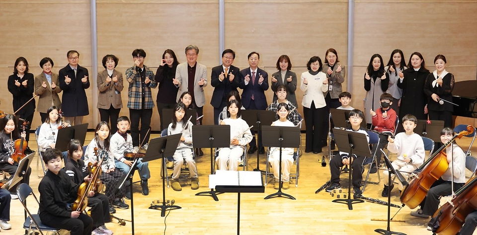 최교진 교육부 장관이 2월 4일, 대전 유성구청소년수련관에서 학부모 및 대전광역시 교육청, 대전광역시 유성구청 등 관계자들과 함께 '지역사회-학교 협력 초등돌봄·교육 현장 간담회'를 개최하고 있다.