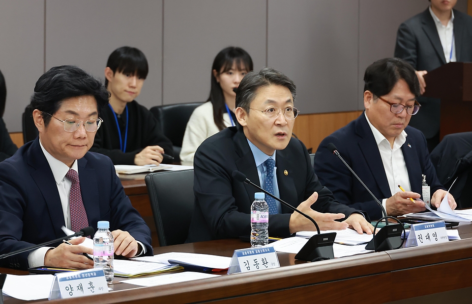 권대영 금융위원회 부위원장이 2월 10일 서울 종로구 정부서울청사에서 개최한 청년 모두를 위한 재무상담 TF 출범 회의에서 금융감독원, 서민금융진흥원, 은행·보험·금융투자협회, 청년 재무상담 사업 운영기관 및 관련 전문가 등과 국정과제인 '모두를 위한 재무상담'의 추진 방향과 금융업권별 청년 대상 재무상담 활성화 방안 등을 논의하고 있다.