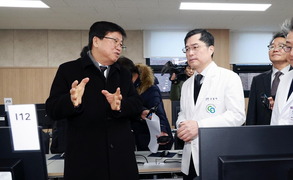 최교진 교육부 장관이 2월 9일 충북대학교 의과대학을 방문해 의대 교육여건을 점검하고, 의과대학 관계자들과 현장 간담회를 개최하고 있다. 이번 현장 방문은 지역 의과대학의 교육여건을 점검하고 향후 지원 방향에 대한 현장 의견을 청취하고자 마련됐다.