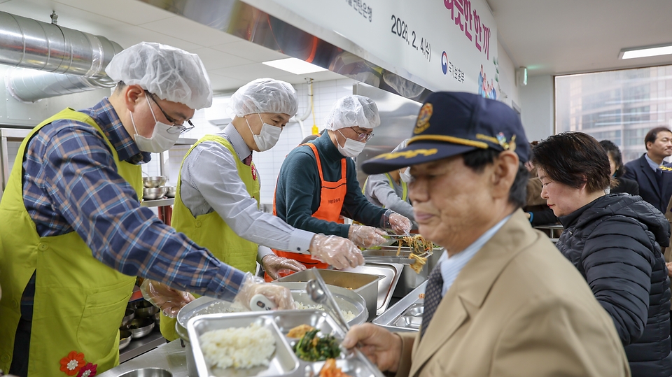 권오을 국가보훈부 장관이 2월 4일 오전 서울시 용산구 서울연탄은행에서 열린 민·관·군이 함께하는 설맞이 찾아가는 보훈 따뜻한 한 끼 봉사에 참석해 허기복 밥상공동체 연탄은행 대표 및 주요 내빈들과 함께 국가유공자들에게 배식 봉사를 하고 있다.