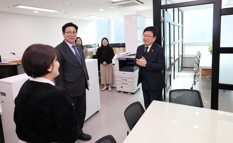 최교진 교육부 장관이 2월 9일 인천광역시 서부교육지원청에서 교육청, 학교, 학부모, 지방자치단체 및 사회복지기관 등 지역사회 관계자들과 함께 학생맞춤통합지원 체계 구축을 위한 현장 간담회를 개최하고 있다.