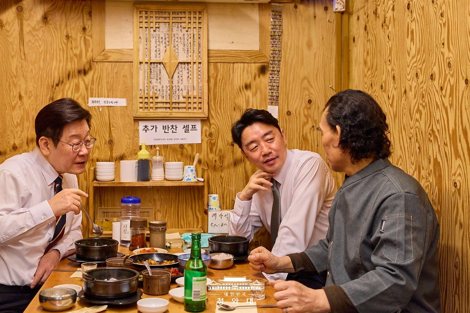 이재명 대통령이 2월 9일 서울 종로구 통인시장 한식당에서 강훈식 대통령비서실장과 저녁 식사를 하며 식당 주인과 대화하고 있다. 