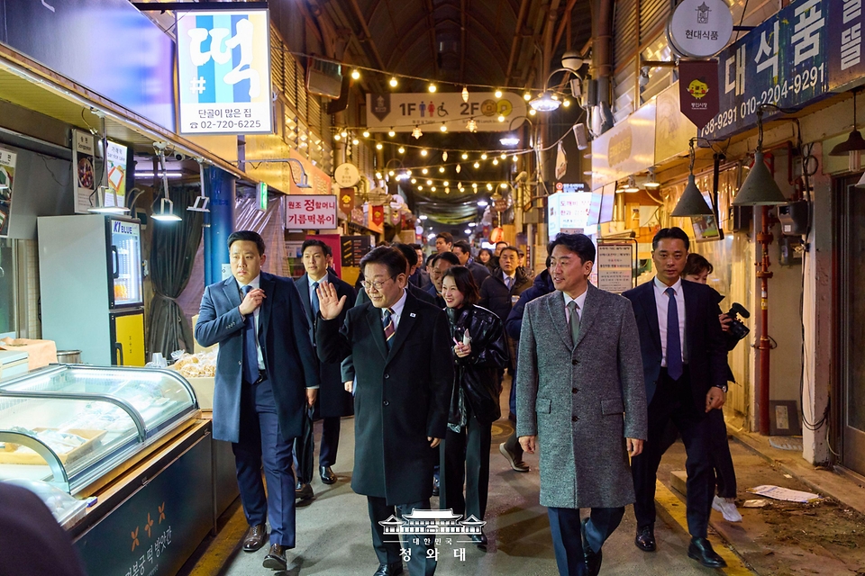 이재명 대통령이 2월 9일 서울 종로구 통인시장을 방문해 상인들과 인사하고 있다.