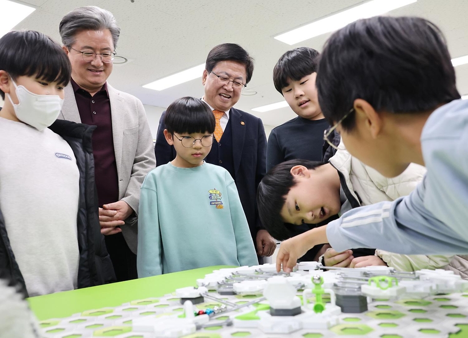 최교진 교육부 장관이 2월 4일, 대전 유성구청소년수련관에서 학부모 및 대전광역시 교육청, 대전광역시 유성구청 등 관계자들과 함께 '지역사회-학교 협력 초등돌봄·교육 현장 간담회'를 개최하고 있다.