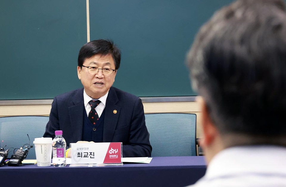 최교진 교육부 장관이 2월 9일 충북대학교 의과대학을 방문해 의대 교육여건을 점검하고, 의과대학 관계자들과 현장 간담회를 개최하고 있다. 이번 현장 방문은 지역 의과대학의 교육여건을 점검하고 향후 지원 방향에 대한 현장 의견을 청취하고자 마련됐다.