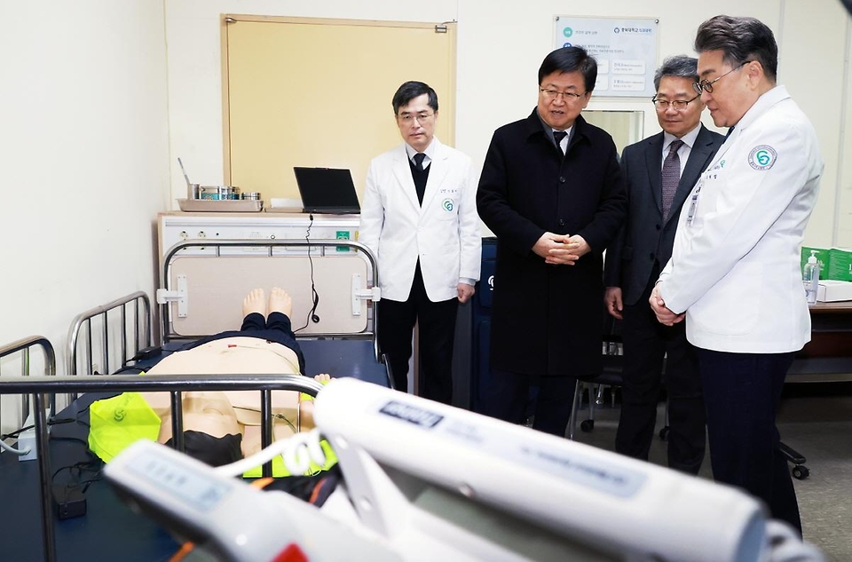 최교진 교육부 장관이 2월 9일 충북대학교 의과대학을 방문해 의대 교육여건을 점검하고, 의과대학 관계자들과 현장 간담회를 개최하고 있다. 이번 현장 방문은 지역 의과대학의 교육여건을 점검하고 향후 지원 방향에 대한 현장 의견을 청취하고자 마련됐다.