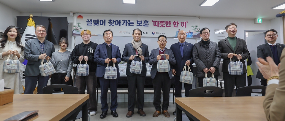권오을 국가보훈부 장관이 2월 4일 오전 서울시 용산구 서울연탄은행에서 열린 민·관·군이 함께하는 설맞이 찾아가는 보훈 따뜻한 한 끼 봉사에 참석해 허기복 밥상공동체 연탄은행 대표 및 주요 내빈들과 함께 국가유공자들에게 배식 봉사를 하고 있다.
