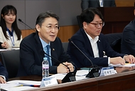 권대영 금융위원회 부위원장이 2월 10일 서울 종로구 정부서울청사에서 개최한 청년 모두를 위한 재무상담 TF 출범 회의에서 금융감독원, 서민금융진흥원, 은행·보험·금융투자협회, 청년 재무상담 사업 운영기관 및 관련 전문가 등과 국정과제인 '모두를 위한 재무상담'의 추진 방향과 금융업권별 청년 대상 재무상담 활성화 방안 등을 논의하고 있다.