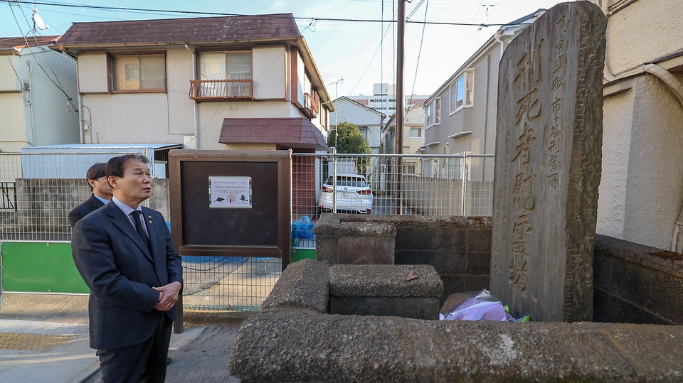 현지시각 2월 6일(현지시각) 오후 2·8독립선언 107주년 기념식 계기 정부 대표단으로 일본 도쿄를 방문 중인 권오을 국가보훈부 장관이 일본 도쿄 지요다구의 이봉창 의사 순국지(이차가야 형무소 옛터 순국비)를 방문해 헌화를 하고 있다.