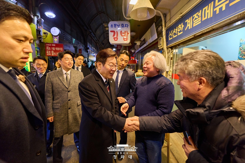 이재명 대통령이 2월 9일 서울 종로구 통인시장을 방문해 상인들과 악수를 하고 있다.
