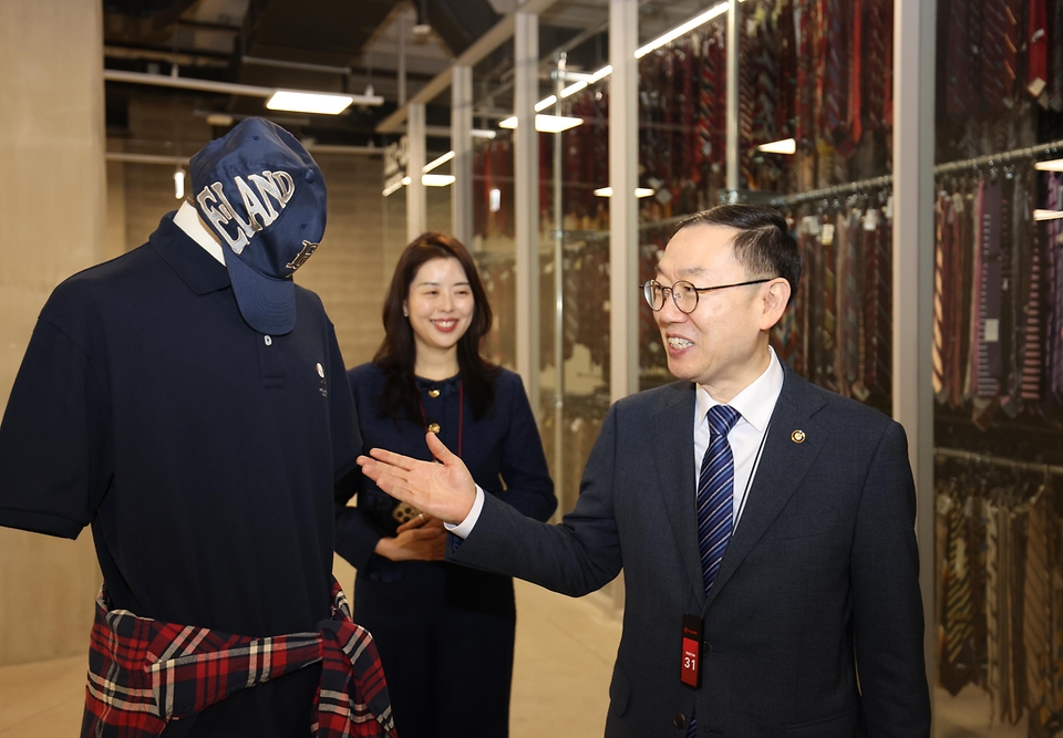 이명구 관세청장이 2월 6일 수출입 안전관리 우수업체(AEO, Authorized Economic Operator) 제도를 통해 예기치 못한 위기상황을 성공적으로 극복한 ㈜이랜드월드를 방문해 경영 정상화한 과정을 직접 살펴보고 있다.