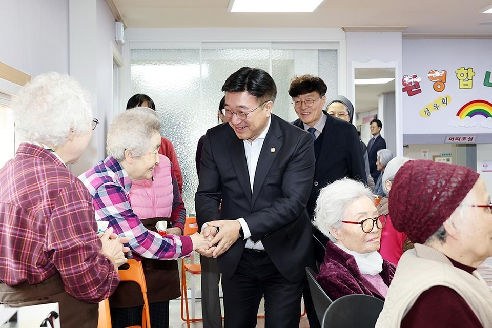 윤호중 행정안전부 장관이 2월 10일 설 명절을 앞두고 서울 은평구 소재 사회복지시설 성우회양로원을 방문해 어르신들과 새해 인사를 나누고 있다.