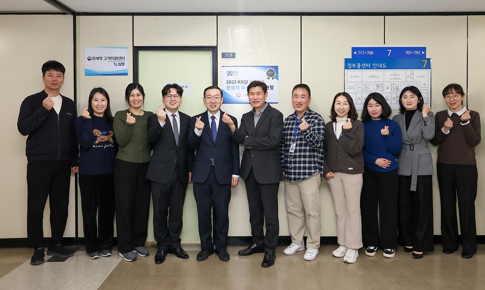 이명구 관세청장은 1월 29일 정부과천청사에 있는 관세청 고객지원센터(콜센터)를 방문해 국민의 관세 상담 편의를 높이기 위한 ‘챗봇 관세상담 서비스’ 개통식에 참석하고, 서비스 개통 상황을 점검했다.