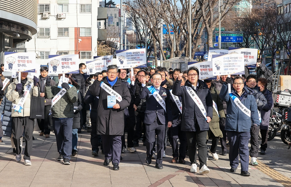 관세청은 공정거래위원회, 조달청, 경찰청, 서울특별시와 함께 외국산 의류의 원산지를 허위로 표시하여 판매하는 이른바 '라벨갈이' 행위를 근절하기 위해 2월 9일부터 5월 19일까지 100일간 범정부 합동 기획단속을 실시한다.