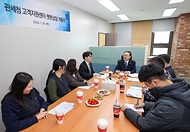 이명구 관세청장은 1월 29일 정부과천청사에 있는 관세청 고객지원센터(콜센터)를 방문해 국민의 관세 상담 편의를 높이기 위한 ‘챗봇 관세상담 서비스’ 개통식에 참석하고, 서비스 개통 상황을 점검했다.