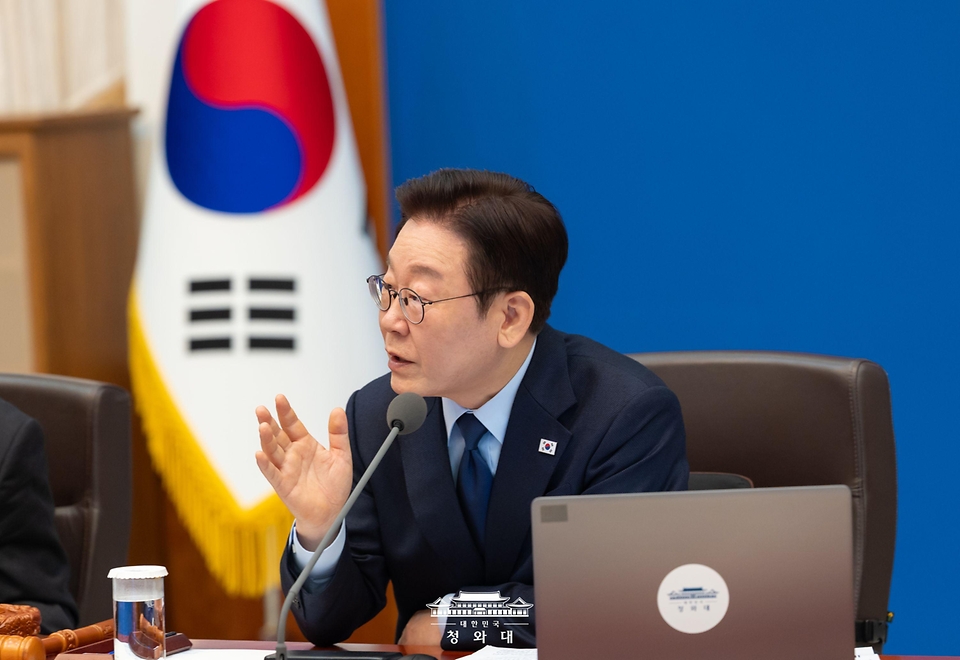 이재명 대통령이 2월 10일 청와대에서 열린 국무회의에서 발언하고 있다.