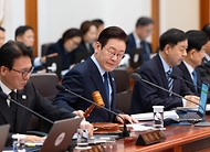 이재명 대통령이 2월 10일 청와대에서 열린 국무회의에서 의사봉을 두드리며 개회 선언을 하고 있다.