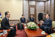 이명구 관세청장이 2월 10일 서울 강남구 서울세관에서 열린 국제우편 마약류 차단 및 2차 검사 사업의 성공 추진을 위한 업무협약 체결식에서 과학기술정보통신부 우정사업본부 본부장 직무대리와 협약을 체결하고 있다.