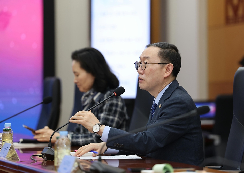 이명구 관세청장이 2월 10일 서울 강남구 서울세관에서 열린 국제우편 마약류 차단 및 2차 검사 사업의 성공 추진을 위한 업무협약 체결식에서 과학기술정보통신부 우정사업본부 본부장 직무대리와 협약을 체결하고 있다.