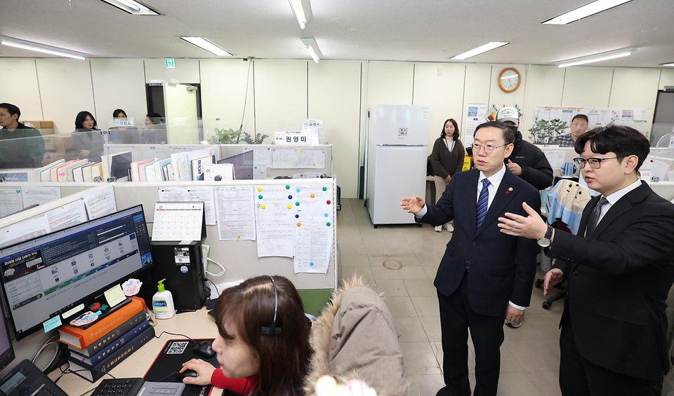 이명구 관세청장은 1월 29일 정부과천청사에 있는 관세청 고객지원센터(콜센터)를 방문해 국민의 관세 상담 편의를 높이기 위한 ‘챗봇 관세상담 서비스’ 개통식에 참석하고, 서비스 개통 상황을 점검했다.