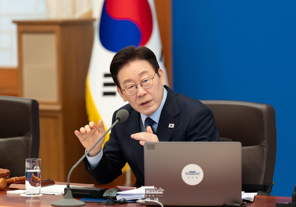 이재명 대통령이 2월 10일 청와대에서 열린 국무회의에서 발언하고 있다.