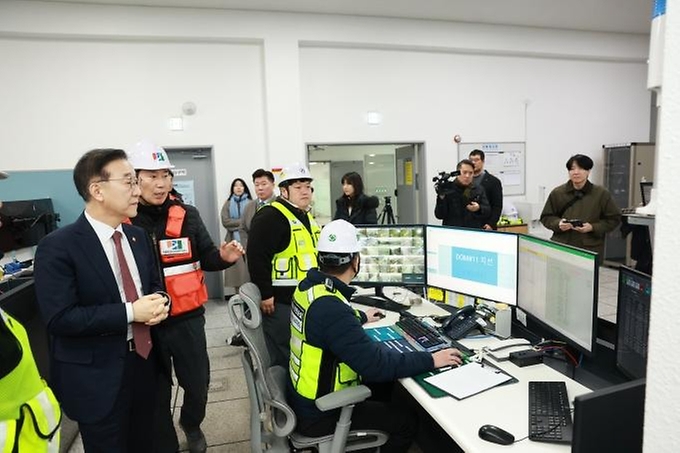 김윤덕 국토교통부 장관이 2월 11일 경기 고양시 서울문산고속도로에서 도로제설 대응 태세를 점검하고 있다.