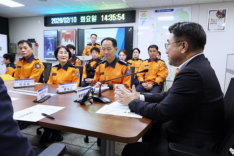 윤호중 행정안전부 장관이 2월 10일 설 명절을 앞두고 서울 은평구 소재 사회복지시설 성우회양로원을 방문해 어르신들과 새해 인사를 나누고 있다.