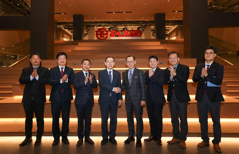 이명구 관세청장이 2월 6일 수출입 안전관리 우수업체(AEO, Authorized Economic Operator) 제도를 통해 예기치 못한 위기상황을 성공적으로 극복한 ㈜이랜드월드를 방문해 경영 정상화한 과정을 직접 살펴보고 있다.