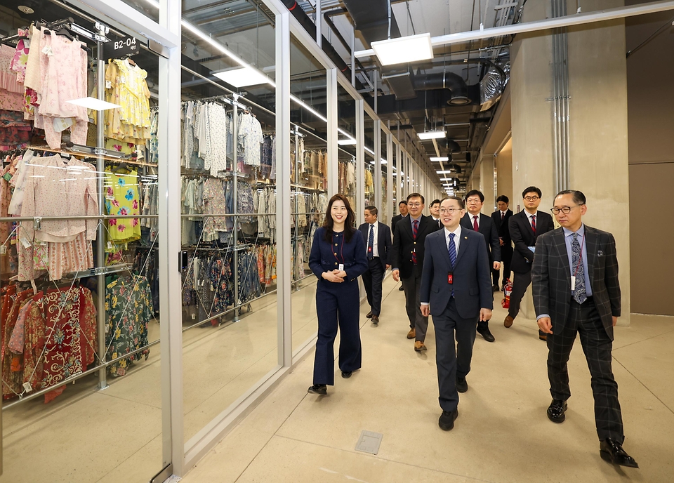 이명구 관세청장이 2월 6일 수출입 안전관리 우수업체(AEO, Authorized Economic Operator) 제도를 통해 예기치 못한 위기상황을 성공적으로 극복한 ㈜이랜드월드를 방문해 경영 정상화한 과정을 직접 살펴보고 있다.