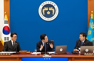이재명 대통령이 2월 10일 청와대에서 열린 국무회의에서 구윤철 부총리 겸 재정경제부 장관과 대화하고 있다.