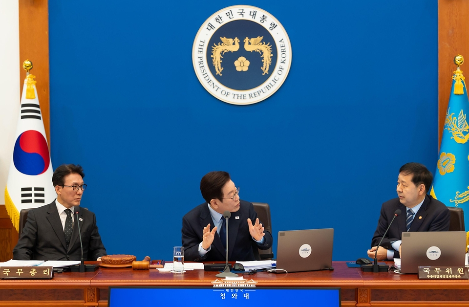 이재명 대통령이 2월 10일 청와대에서 열린 국무회의에서 구윤철 부총리 겸 재정경제부 장관과 대화하고 있다.