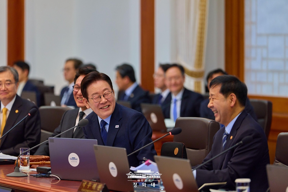 구윤철 부총리 겸 재정경제부 장관이 2월 10일 청와대에서 열린 국무회의에서 발언하고 있다.