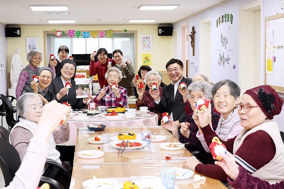 윤호중 행정안전부 장관이 2월 10일 설 명절을 앞두고 서울 은평구 소재 사회복지시설 성우회양로원을 방문해 어르신들과 새해 인사를 나누고 있다.