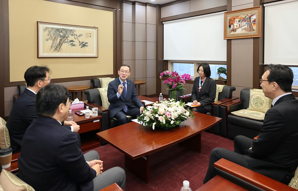 이명구 관세청장이 2월 10일 서울 강남구 서울세관에서 열린 국제우편 마약류 차단 및 2차 검사 사업의 성공 추진을 위한 업무협약 체결식에서 과학기술정보통신부 우정사업본부 본부장 직무대리와 협약을 체결하고 있다.