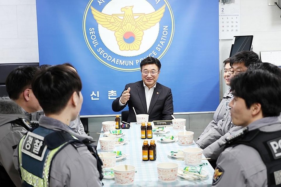 윤호중 행정안전부 장관이 2월 10일 설 명절을 앞두고 서울 은평구 소재 사회복지시설 성우회양로원을 방문해 어르신들과 새해 인사를 나누고 있다.