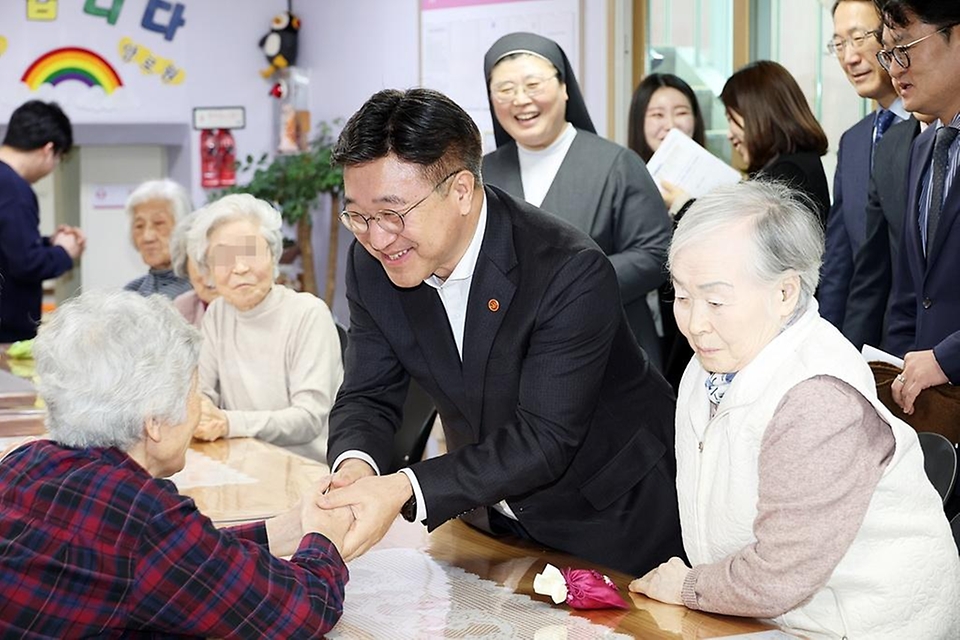 윤호중 행정안전부 장관이 2월 10일 설 명절을 앞두고 서울 은평구 소재 사회복지시설 성우회양로원을 방문해 어르신들과 새해 인사를 나누고 있다.