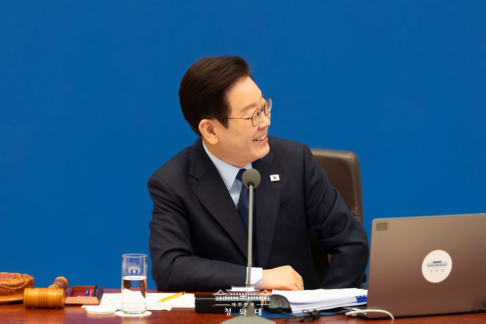 이재명 대통령이 2월 10일 청와대에서 열린 국무회의에서 발언하고 있다.