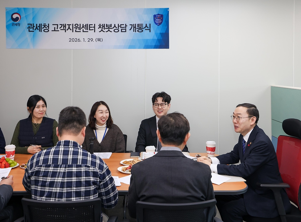 이명구 관세청장은 1월 29일 정부과천청사에 있는 관세청 고객지원센터(콜센터)를 방문해 국민의 관세 상담 편의를 높이기 위한 ‘챗봇 관세상담 서비스’ 개통식에 참석하고, 서비스 개통 상황을 점검했다.