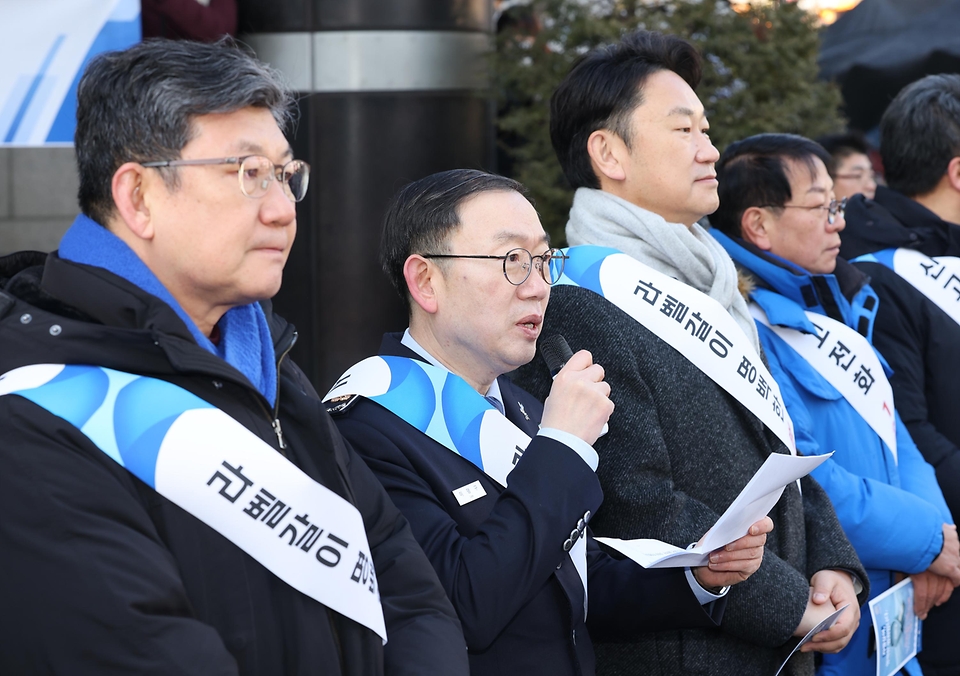 관세청은 공정거래위원회, 조달청, 경찰청, 서울특별시와 함께 외국산 의류의 원산지를 허위로 표시하여 판매하는 이른바 '라벨갈이' 행위를 근절하기 위해 2월 9일부터 5월 19일까지 100일간 범정부 합동 기획단속을 실시한다.