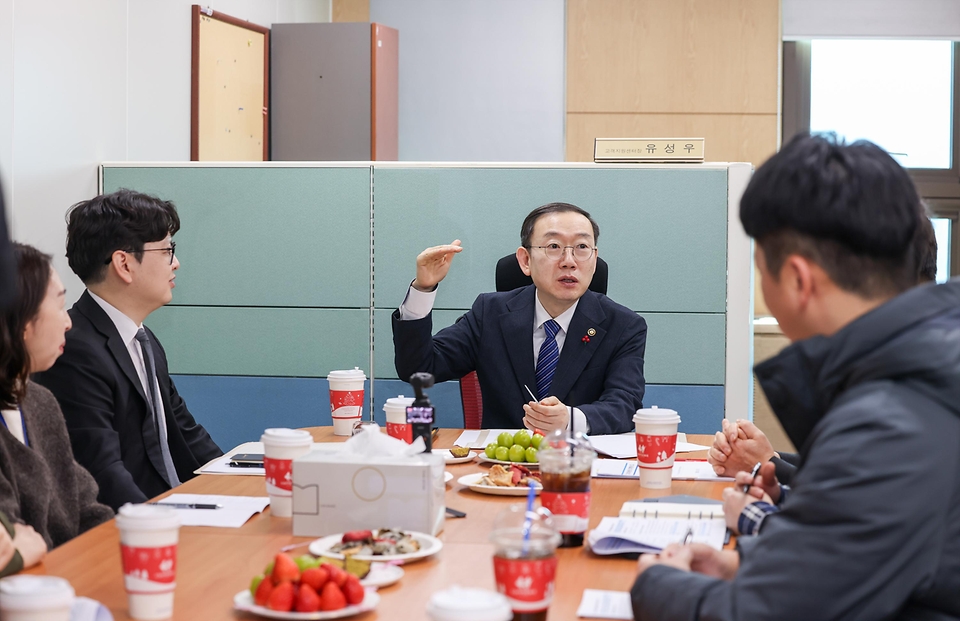 이명구 관세청장은 1월 29일 정부과천청사에 있는 관세청 고객지원센터(콜센터)를 방문해 국민의 관세 상담 편의를 높이기 위한 ‘챗봇 관세상담 서비스’ 개통식에 참석하고, 서비스 개통 상황을 점검했다.