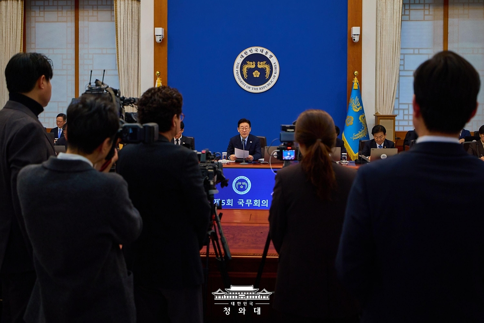 이재명 대통령이 2월 10일 청와대에서 열린 국무회의에서 발언하고 있다.